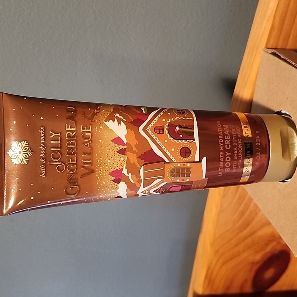 B&BW Jolly Gingerbread Village body cream